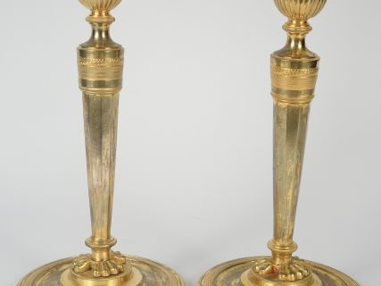 Paire de bougeoirs Empire en bronze ciselé et doré, binet en forme de 