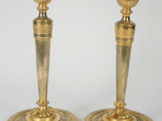 Vente aux enchères Paire de bougeoirs Empire en bronze ciselé et doré, binet en forme de 