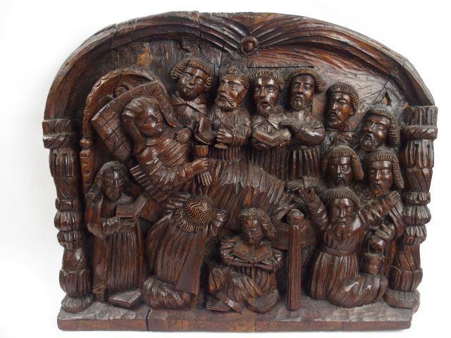 Bas relief de style Haute-Epoque en noyer sculpté « Scène religieuse »