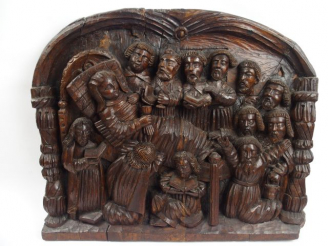 Vente aux enchères Bas relief de style Haute-Epoque en noyer sculpté « Scène religieuse »