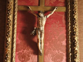Crucifix Louis XIV en ivoire, cadre en bois sculpté et doré. H. du Chr