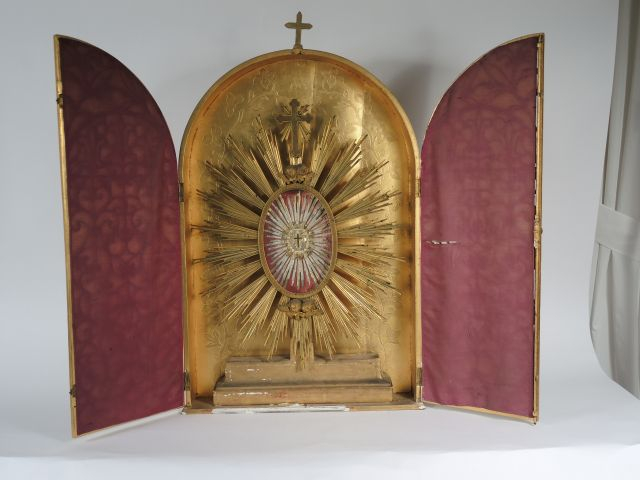 Grand reliquaire XIXème en bronze à décor de tête d'anges dans son cof