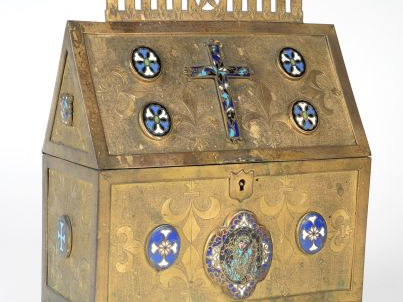 Châsse de style Haute Epoque, en métal doré et émaux cloisonnés. 23 x 
