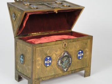 Châsse de style Haute Epoque, en métal doré et émaux cloisonnés. 23 x 