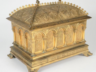 Vente aux enchères Reliquaire en forme de temple à l’antique en métal doré et gravé, marq