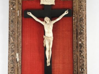 Vente aux enchères Christ en ivoire sculpté, dans un cadre Régence à décor de feuilles de