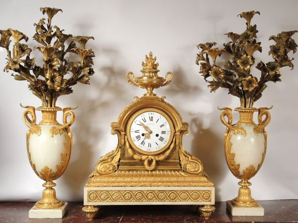 	Exceptionnelle garniture de cheminée de style Louis XVI en marbre bla
