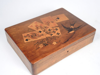 Vente aux enchères Boîte à jeux en bois peint et marqueté à décor de cartes à jouer et d’