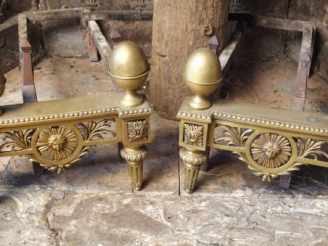 Vente aux enchères Paire de chenets Louis XVI en bronze, pieds cannelés, décor de masque 