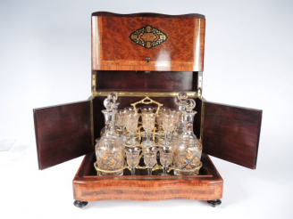 Vente aux enchères Cave à liqueur Napoléon III en marqueterie Boulle, thuya, noyer, bois 