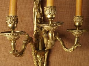 Paire d’appliques Louis XVI en bronze ciselé et doré à décor de rubans
