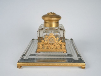 Vente aux enchères Encrier de style Louis XVI en cristal, bronze et laiton (petit manque)