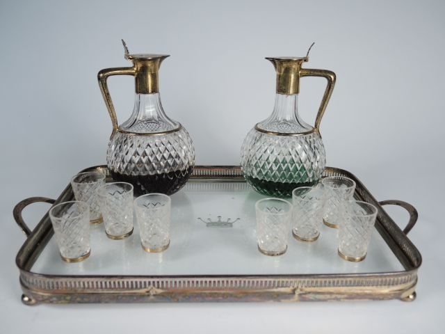 Nécessaire à liqueur anglais en cristal taillé et argent, comprenant u