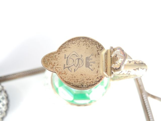 Nécessaire à liqueur anglais en cristal taillé et argent, comprenant u