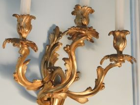 Vente aux enchères Paire d’appliques de style Louis XV en bronze doré, éclairant à trois 