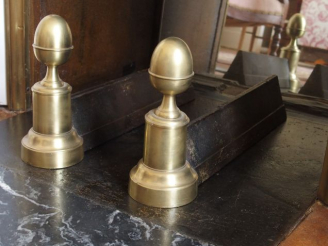 Vente aux enchères Paire de chenets de style Louis XVI en bronze, un pare-étincelles à qu