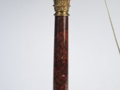 Vente aux enchères Lampe de style Empire en marbre griotte et bronze doré, en forme de co
