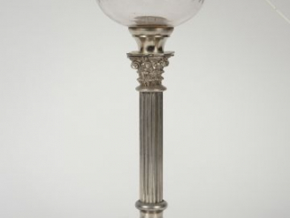 Vente aux enchères Lampe à pétrole de style Empire en bronze argenté en forme de colonne 