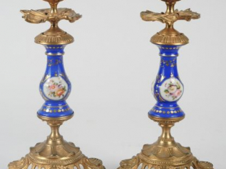 Vente aux enchères Paire de bougeoirs Napoléon III en bronze doré, fût en porcelaine à dé
