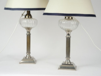 Vente aux enchères 	Paire de lampes à pétrole de style Empire en métal argenté, fût en fo