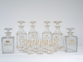 Vente aux enchères Service à liqueur XIXe en cristal à décor doré de monogramme et de cou
