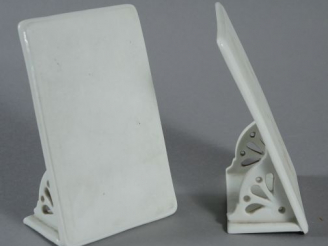 Vente aux enchères Paire de porte menus en porcelaine blanche