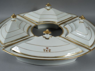 Vente aux enchères Suite de quatre légumiers XIXème en porcelaine de Paris, à décor de li