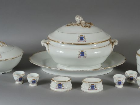 Partie de service de table Napoléon III en porcelaine de Paris, à déco