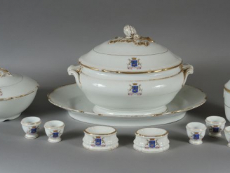 Vente aux enchères Partie de service de table Napoléon III en porcelaine de Paris, à déco