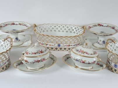 Partie de Service de table Napoléon III en porcelaine de Paris, à déco