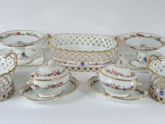 Vente aux enchères Partie de Service de table Napoléon III en porcelaine de Paris, à déco