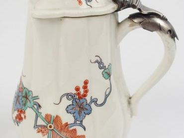 Verseuse XVIIIe en porcelaine de Chantilly, décor kakiémon, monture ar