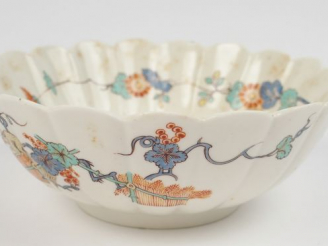 Vente aux enchères Un bol XVIIIème en porcelaine de Chantilly, décor kakiémon
