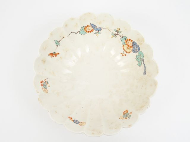 Un bol XVIIIème en porcelaine de Chantilly, décor kakiémon
