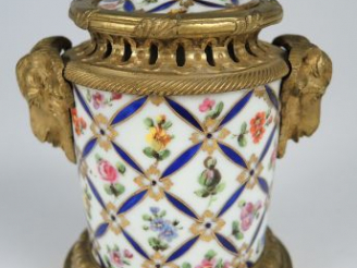 Vente aux enchères Brule parfum Louis XVI en porcelaine de Sèvres à décor de fleurs polyc