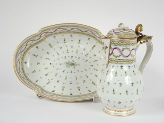 Vente aux enchères Aiguière et son bassin Louis XVI en porcelaine à décor polychrome de r