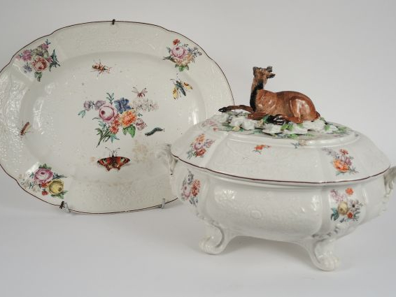 Soupière XVIIIe en porcelaine de Saxe et son présentoir à décor dans d