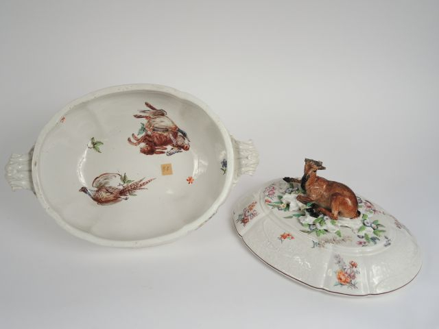 Soupière XVIIIe en porcelaine de Saxe et son présentoir à décor dans d