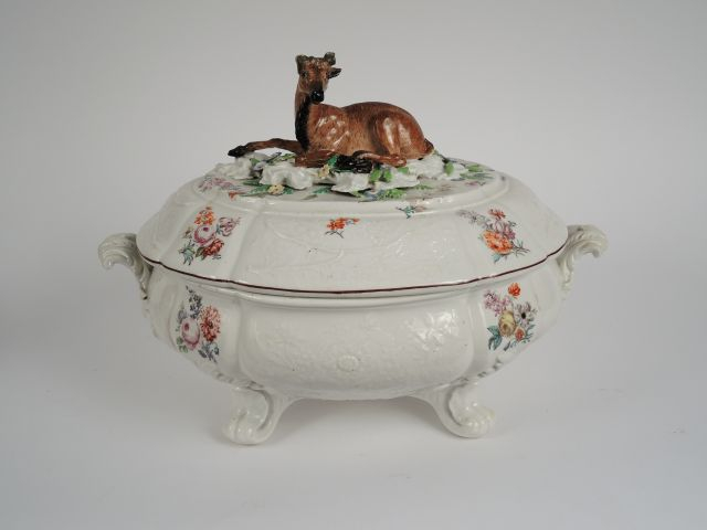 Soupière XVIIIe en porcelaine de Saxe et son présentoir à décor dans d