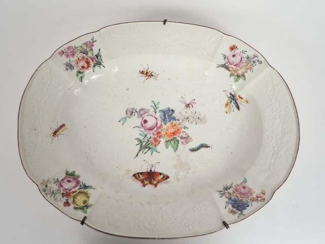 Soupière XVIIIe en porcelaine de Saxe et son présentoir à décor dans d