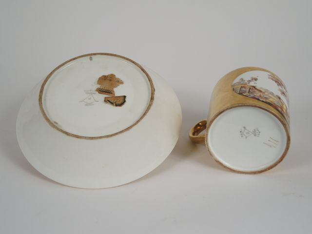 Tasse litron et sa sous-tasse fin XVIIIème en porcelaine de Sèvres, à 