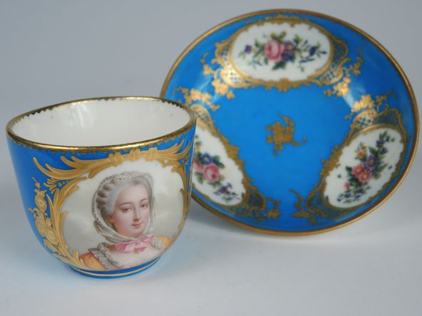 Tasse et sous-tasse fin XVIIIe en porcelaine de Sèvres à décor dans de
