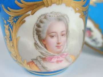 Tasse et sous-tasse fin XVIIIe en porcelaine de Sèvres à décor dans de