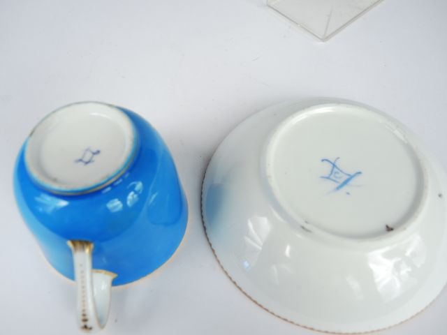 Tasse et sous-tasse fin XVIIIe en porcelaine de Sèvres à décor dans de