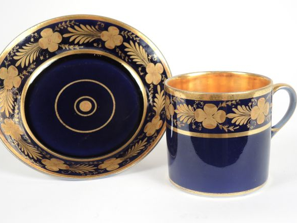 Tasse litron et sa sous-tasse vers 1800 en porcelaine, à décor d'une f
