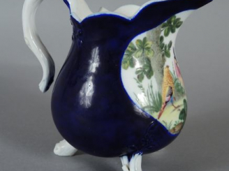Vente aux enchères Pot à lait de style Louis XV en porcelaine dans le goût de Sèvres à dé
