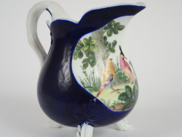 Pot à lait de style Louis XV en porcelaine dans le goût de Sèvres à dé