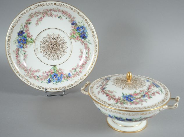 Drageoir et son présentoir Napoléon III en porcelaine de Sèvres, à déc