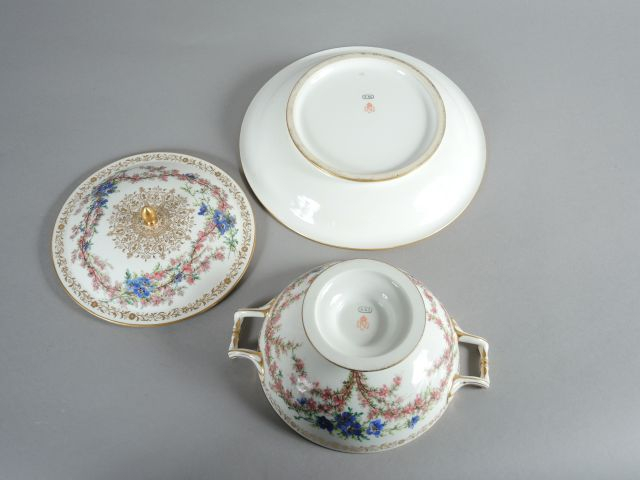 Drageoir et son présentoir Napoléon III en porcelaine de Sèvres, à déc