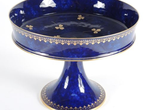 Grande coupe sur piédouche en porcelaine de Sèvres à décor de trèfles 
